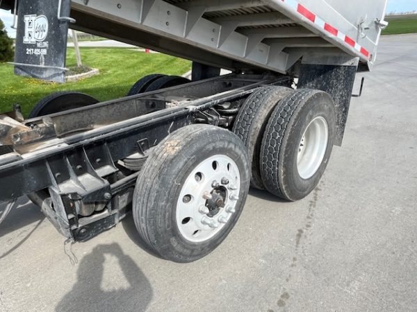 2000 International 4900 Grain Truck - Image 9