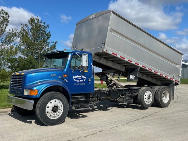2000 International 4900 Grain Truck - Image 8
