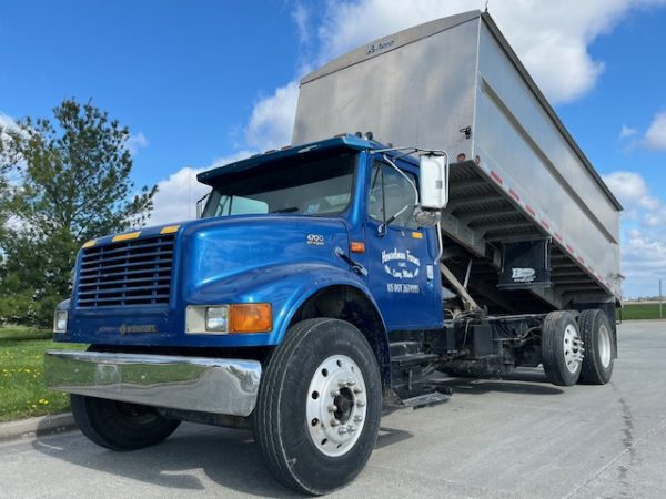2000 International 4900 Grain Truck - Image 6