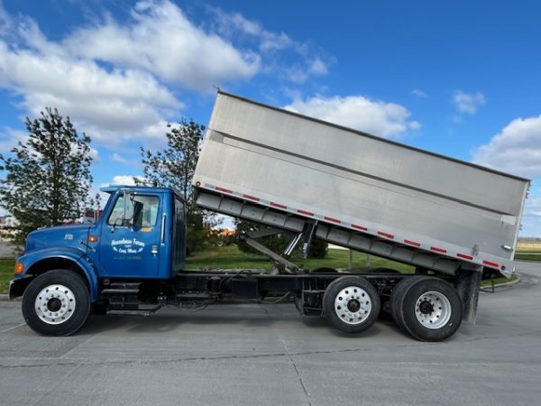 2000 International 4900 Grain Truck - Image 7