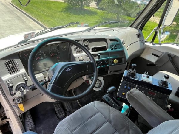 Ford L8000 Tandem Dump Truck - Image 18
