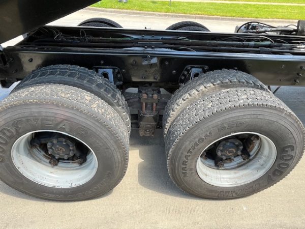 Ford L8000 Tandem Dump Truck - Image 9