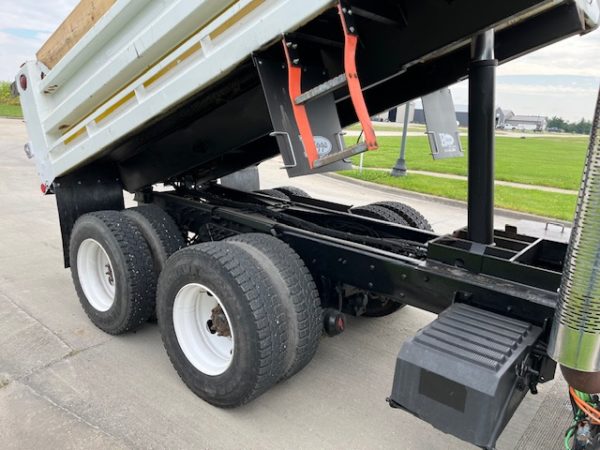 07 International 7400 Dump Truck - Image 12