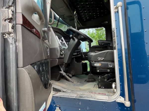 2012 Kenworth T660 - Image 7