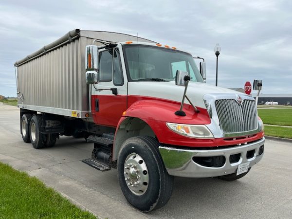 International 4400 Grain Truck - Image 18