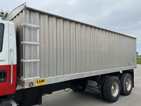 International 4400 Grain Truck - Image 16
