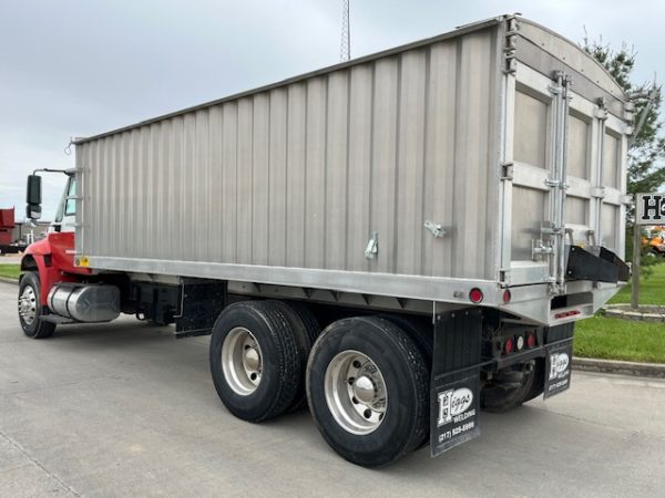 International 4400 Grain Truck - Image 14