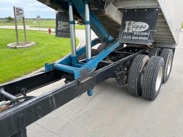 International 4400 Grain Truck - Image 10