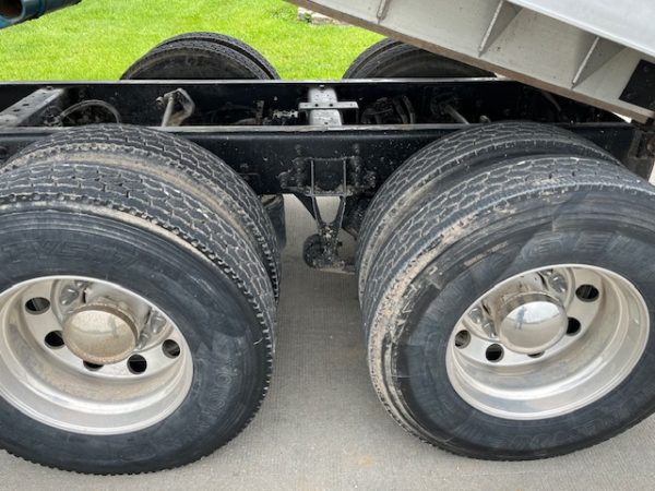 International 4400 Grain Truck - Image 9