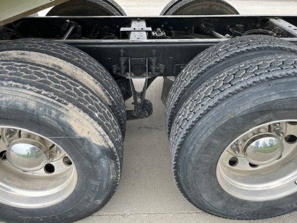 International 4400 Grain Truck - Image 8