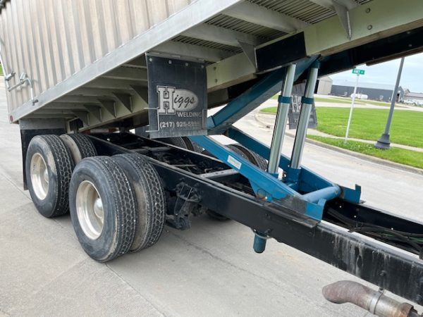 International 4400 Grain Truck - Image 7
