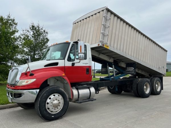 International 4400 Grain Truck - Image 5