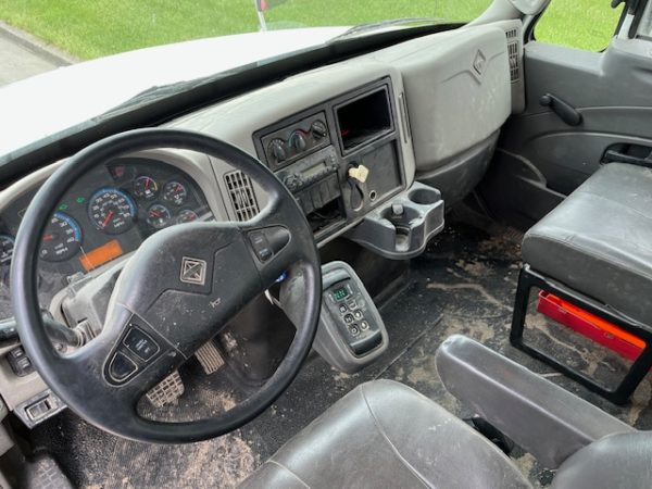 International 4400 Grain Truck - Image 3