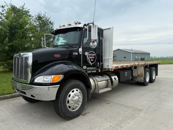 2018 Peterbilt 348 Flatbed Tandem - Image 15