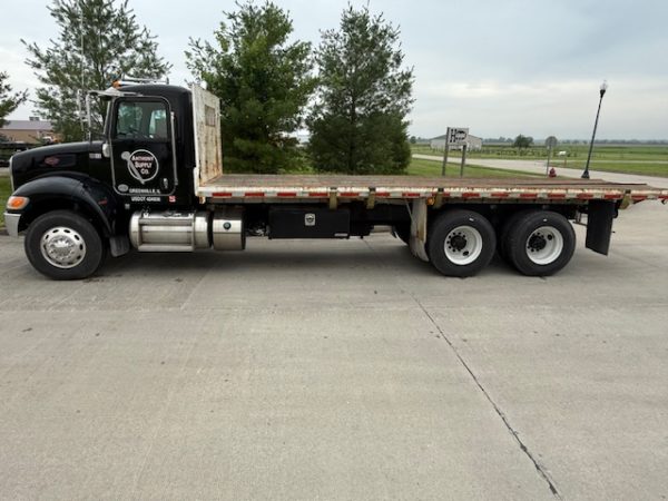 2018 Peterbilt 348 Flatbed Tandem - Image 13