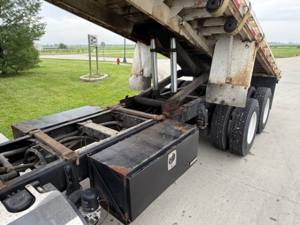 2018 Peterbilt 348 Flatbed Tandem - Image 7