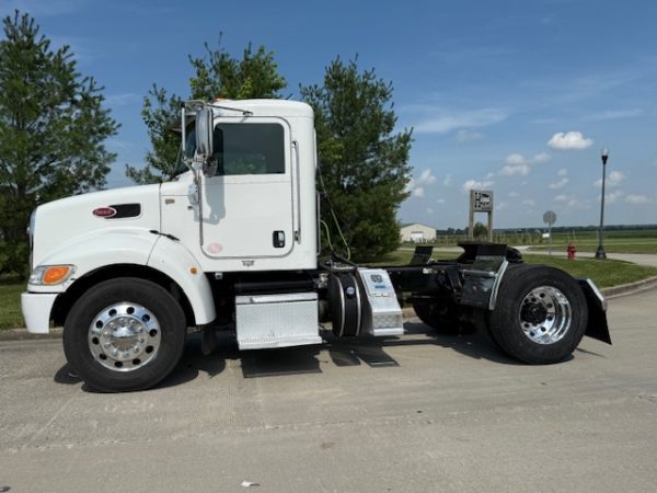 2017 Peterbilt 337 - Image 16