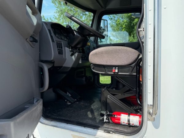 2017 Peterbilt 337 - Image 6