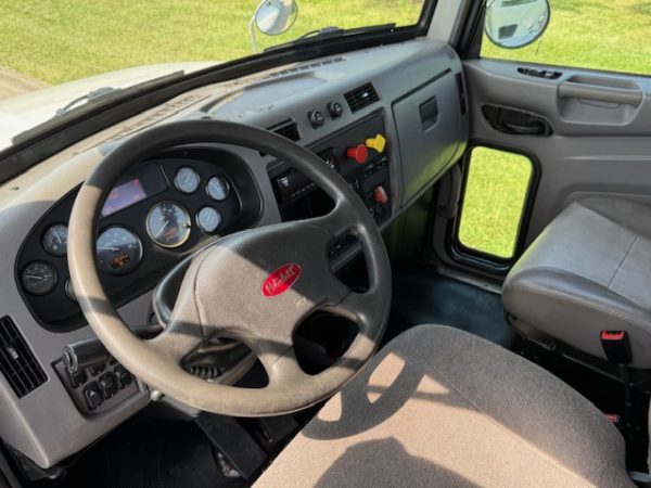 2017 Peterbilt 337 - Image 5