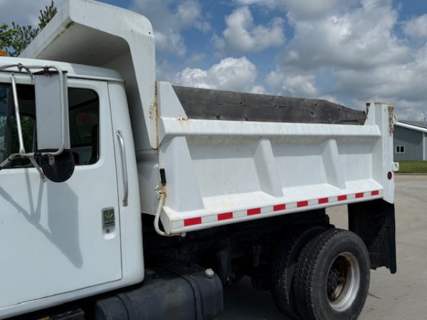1997 International 4900 Dump Truck - Image 9