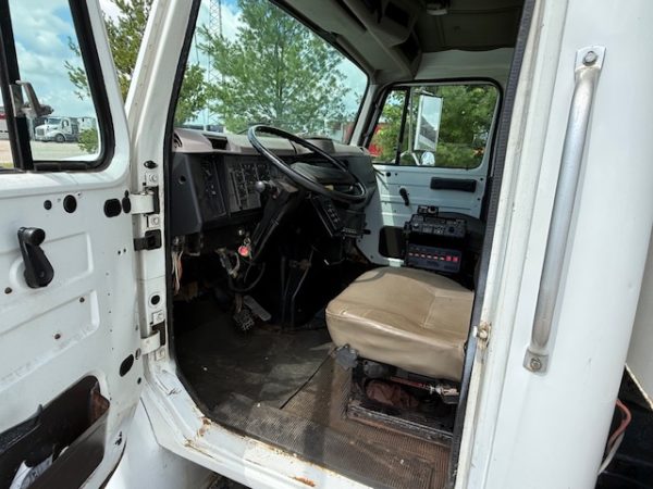 1997 International 4900 Dump Truck - Image 4