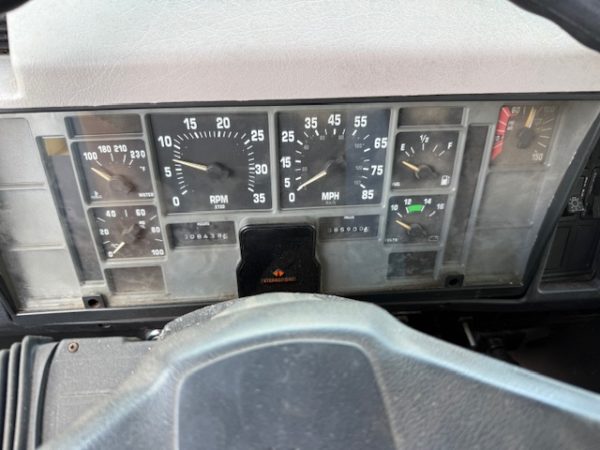 1997 International 4900 Dump Truck - Image 2
