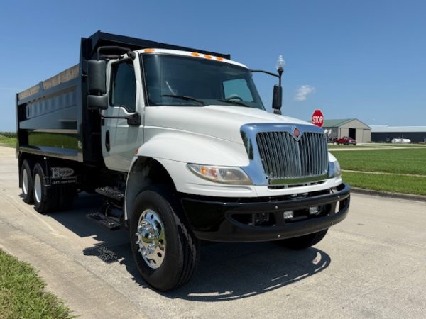 2020 International MV Dump Truck - Image 19