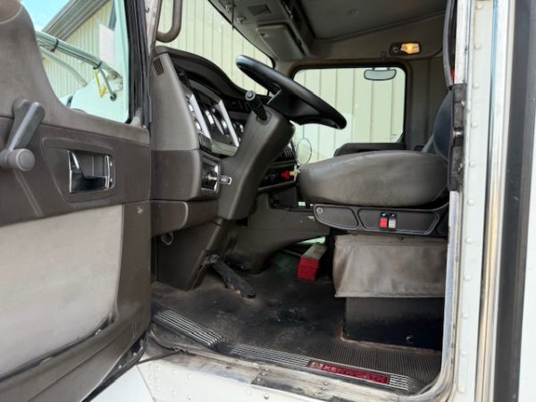 2014 Kenworth T440 - Image 5