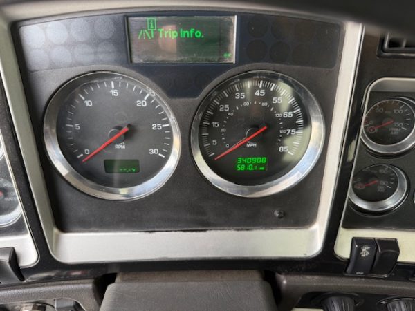 2014 Kenworth T440 - Image 3