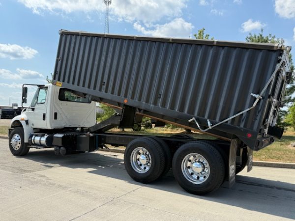 2018 International 4400 Grain Truck - Image 4