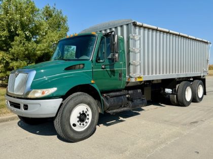 04 International 4400 Automatic Grain Truck