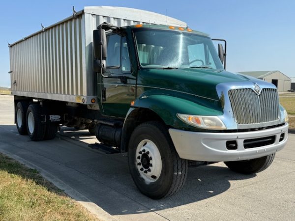 04 International 4400 Automatic Grain Truck - Image 21