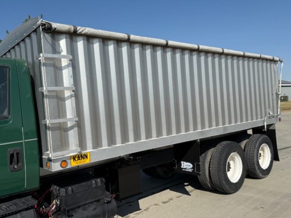 04 International 4400 Automatic Grain Truck - Image 20