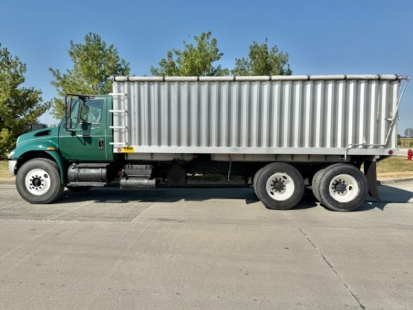 04 International 4400 Automatic Grain Truck - Image 19