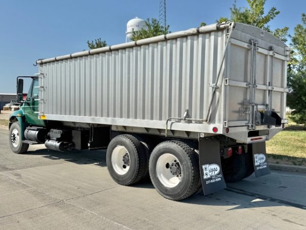 04 International 4400 Automatic Grain Truck - Image 18