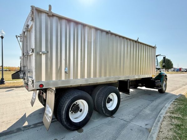 04 International 4400 Automatic Grain Truck - Image 16