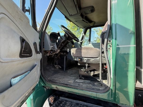 04 International 4400 Automatic Grain Truck - Image 13