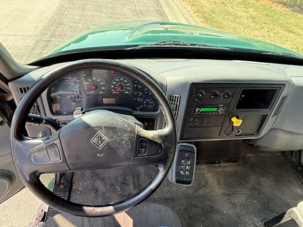 04 International 4400 Automatic Grain Truck - Image 10
