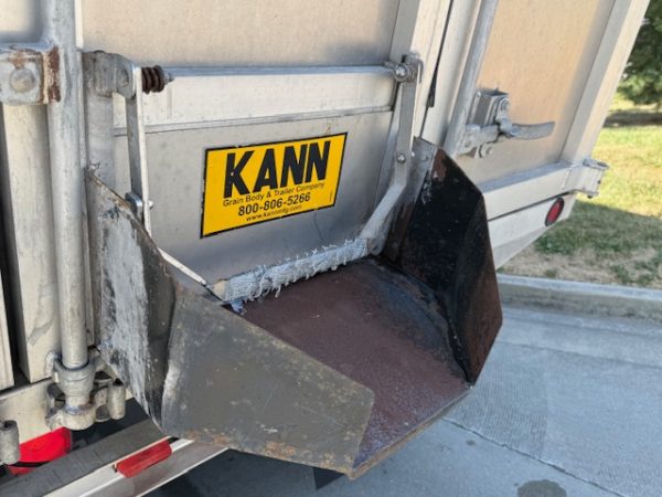 04 International 4400 Automatic Grain Truck - Image 6