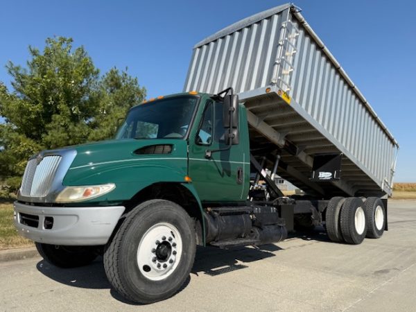 04 International 4400 Automatic Grain Truck - Image 4