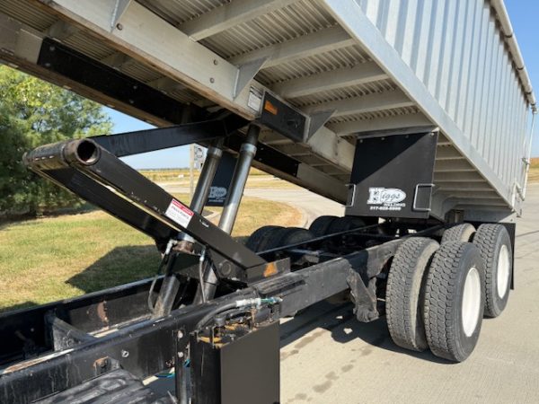 04 International 4400 Automatic Grain Truck - Image 3