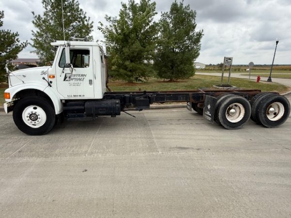 1993 International 4900 Cab & Chassis - Image 14