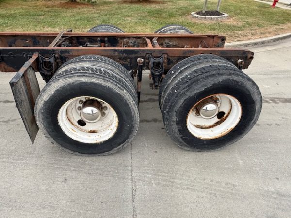 1993 International 4900 Cab & Chassis - Image 13