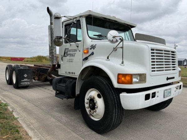 1993 International 4900 Cab & Chassis - Image 9
