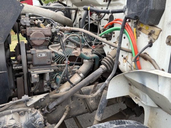 1993 International 4900 Cab & Chassis - Image 7
