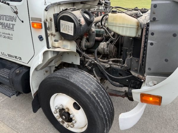 1993 International 4900 Cab & Chassis - Image 5