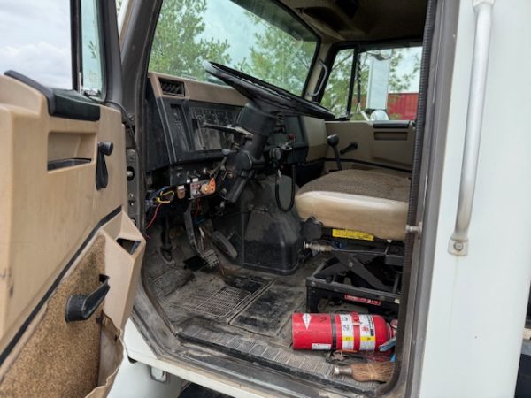 1993 International 4900 Cab & Chassis - Image 3