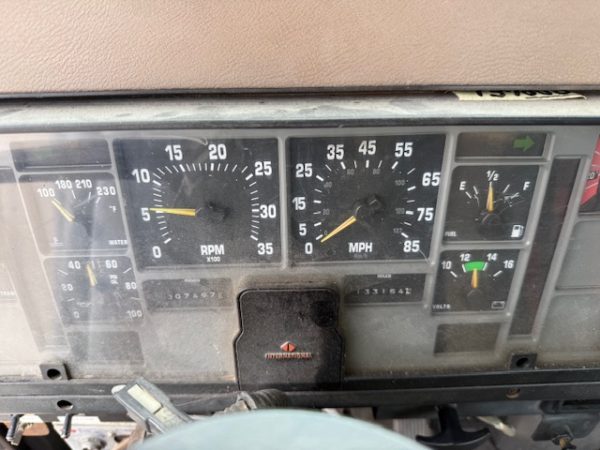 1993 International 4900 Cab & Chassis - Image 2