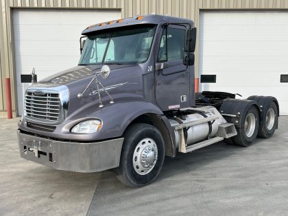 2005 Freightliner Columbia Day cab Semi