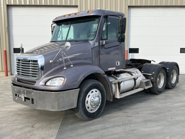 2005 Freightliner Columbia Day cab Semi